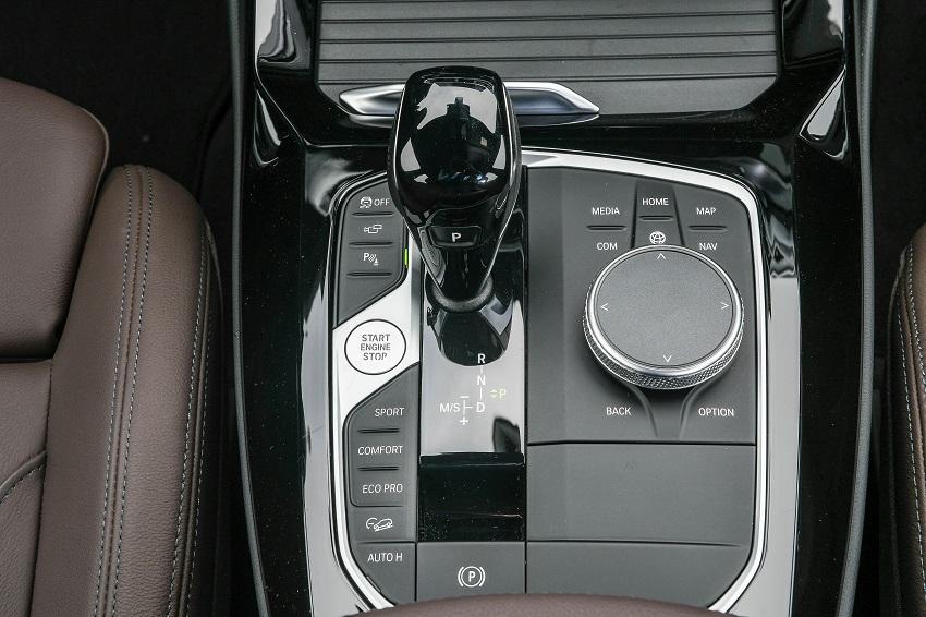 引擎啟動按鈕整合至中央鞍座，與其他家族 48V 車款相同，新 X3 同樣取消怠速熄火開關。
