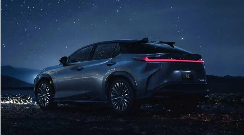 Lexus RZ450e 車尾廠照曝光，造型有稜有角，第一眼讓人印象深刻，夜晚辨識度相當高。