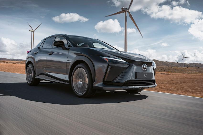 Lexus 首款電動休旅 RZ 正式曝光！續航力可達 450 公里