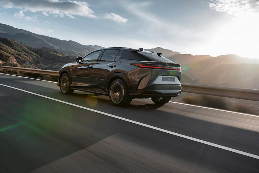 Lexus 首款電動休旅 RZ 正式曝光！續航力可達 450 公里