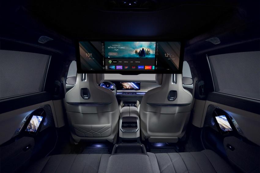 車內最吸睛的便是 31 吋的 BMW Theater Screen 劇院寬螢幕。