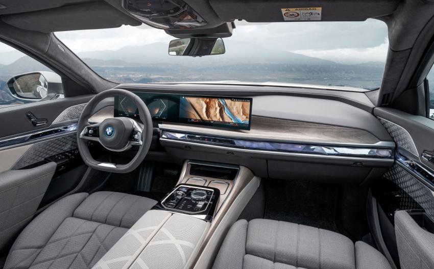 車內導入最新世代的 iDrive 8.0 使用者介面，並搭配大型曲面螢幕。