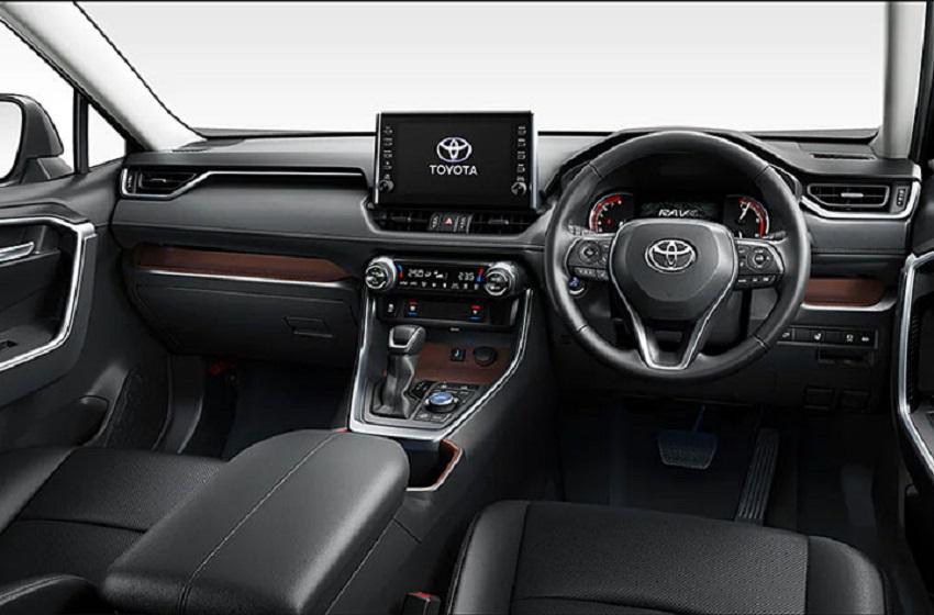 對比市面上競品，RAV4 在數位座艙顯得較為弱勢，此次更動將導入新式的科技配備。〈此為現行款內裝。〉