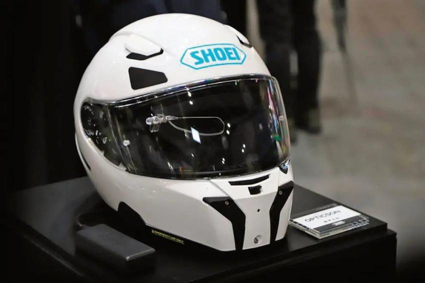 SHOEI 發表名為 OPTICSON 的系統，讓安全帽實現和汽車內抬頭顯示器相同的功能。