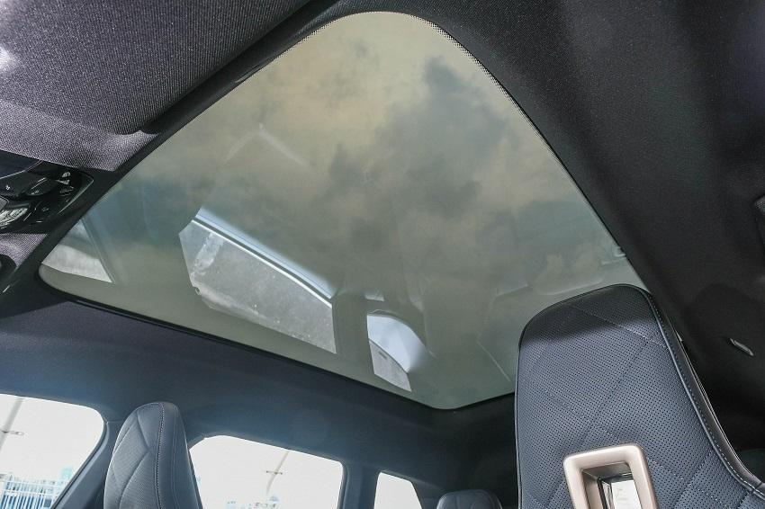 玻璃車頂能切換透明度功能，為車內提供隱私保護，並附有隔絕紫外線功能。