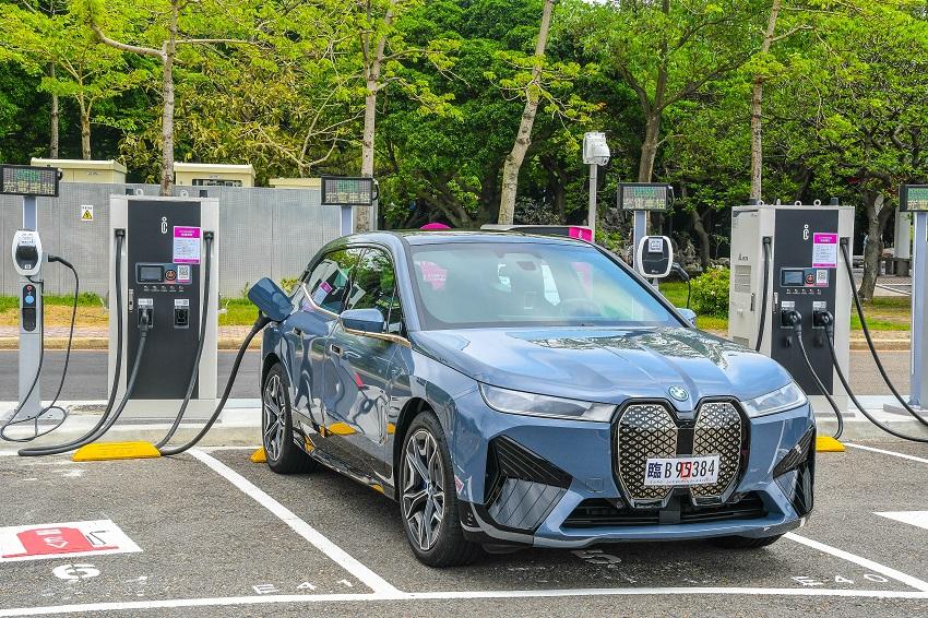iX 支援 DC 200kw 直流快充，10 分鐘內可補充 150 公里里程，30 分鐘左右能將低電量充至 80%。