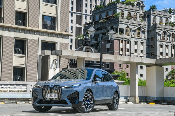 新生代純電休旅開路前鋒！BMW iX 試駕報告