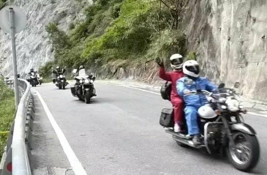 台20南橫公路復通，重機族呼嘯奔馳，目睹民眾好興奮。（天龍飯店提供）