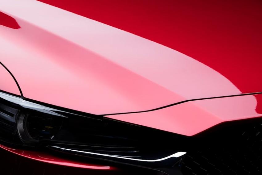 Mazda 招牌的晶豔魂動紅，透過複雜的工藝，才能實現高透明度的光影效果。