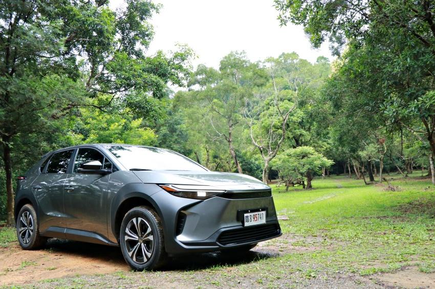 （影片）油車轉電車依舊好上手！Toyota 電動跨界 bZ4X 搶先試駕