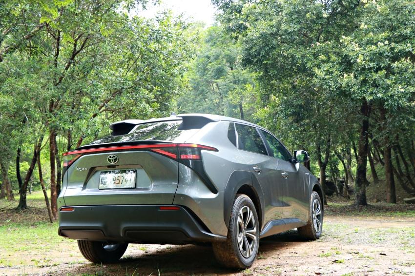 （影片）油車轉電車依舊好上手！Toyota 電動跨界 bZ4X 搶先試駕