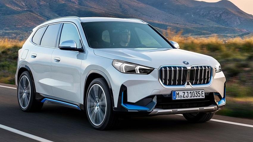 BMW iX1 一同登場，透過象徵節能藍色飾條點綴，與燃油款作出外型區別。