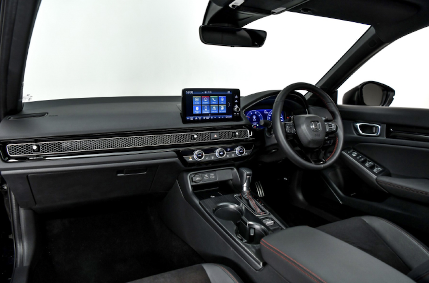 新世代 Civic e:HEV 內裝，中控螢幕可顯示油電動力工作狀態。