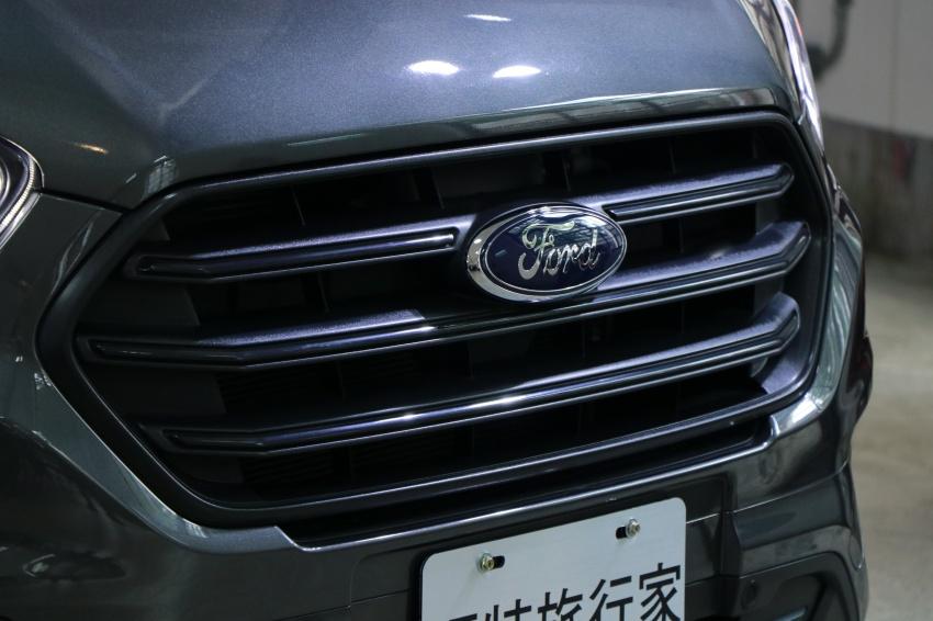 車頭採用 3 Bar 黑色水箱護罩，視覺感更加霸氣。