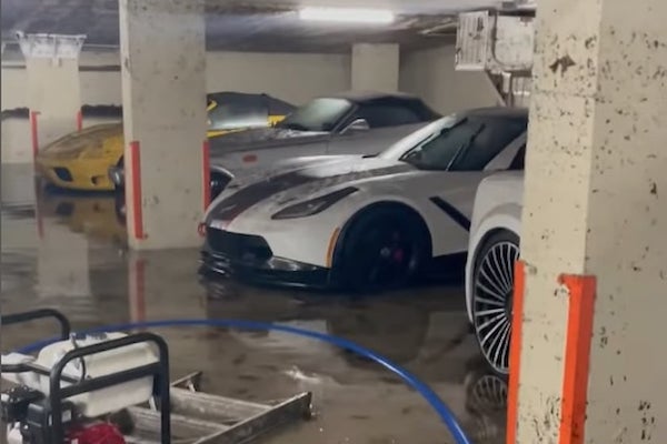 愛車人勿看！總價數百萬美元眾多名車秒變泡水車