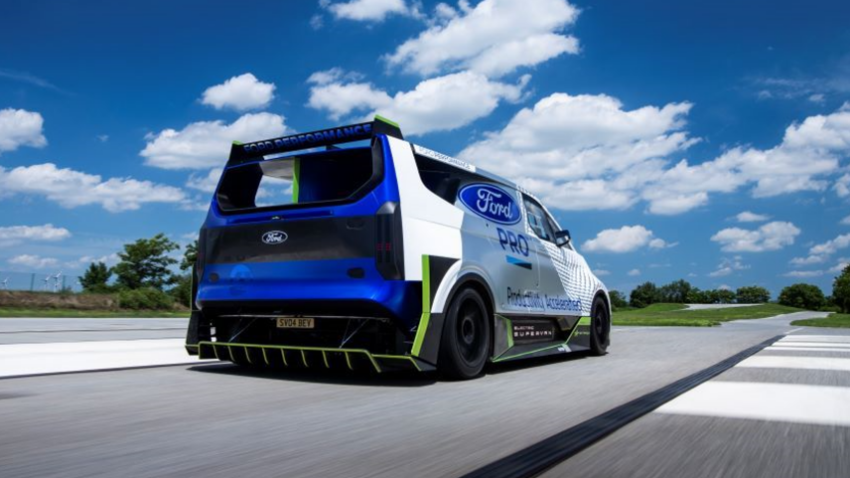 全車導入大量空力套件，配合低趴的身形，讓廂型車轉型賽車。