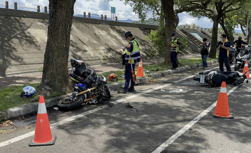 閻男大型重機車撞擊停放路肩普通重機、再衝撞路樹，大重機受創嚴重。（民眾提供）