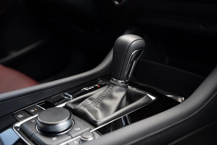 依然為熟悉的六速手自排，不過與 e-SKYACTIV X 卻有相當好的搭配。