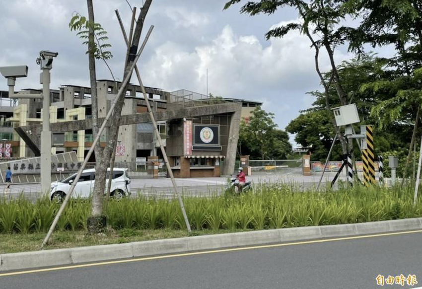 頭份市中央路頭份國中前測速桿取締超速違規 4043 件，躍升上半年度「桿王」。（記者彭健禮攝）