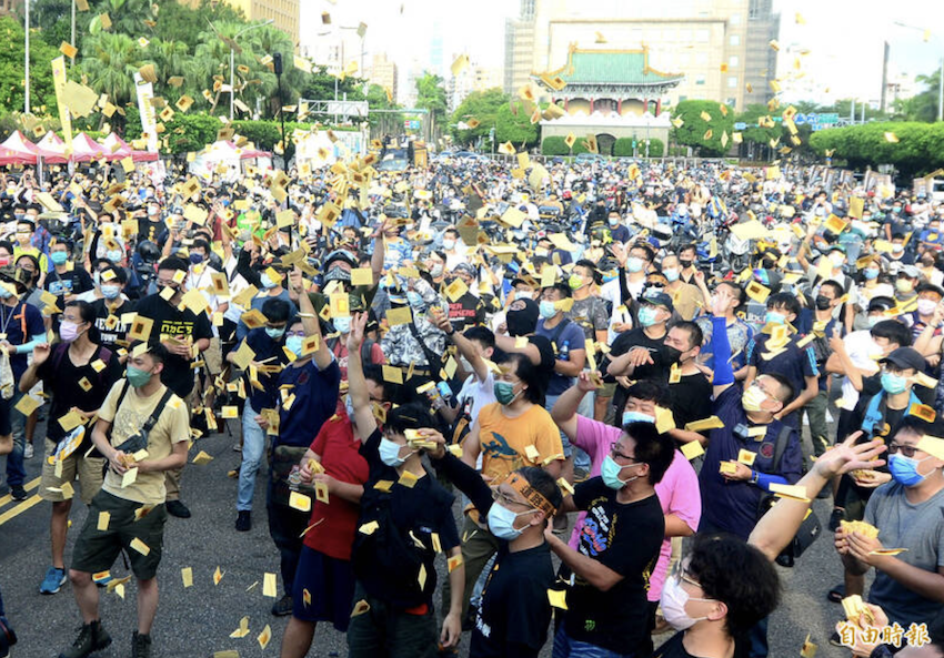交通解嚴大遊行，參加遊行的機車騎士在凱道上撒冥紙表達訴求。（記者王藝菘攝）