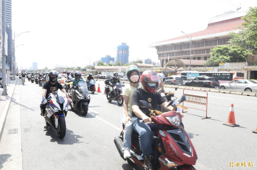 交通解嚴大遊行，參加遊行車隊行經台北車站對面忠孝西路上。（記者王藝菘攝）