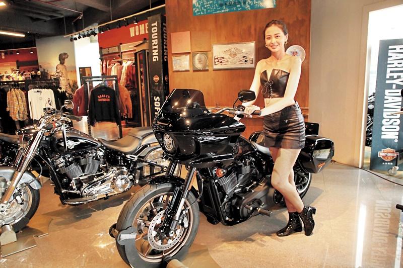 全新22年式Low Rider S/ST保持全車黑化的帥氣造型,同時動力升級成Milwaukee-Eight 117 V-Twin引擎,更能搭配肅殺的設計氛圍;Softail Low Rider S/ST售價分別為129.9萬元、142.9萬元。