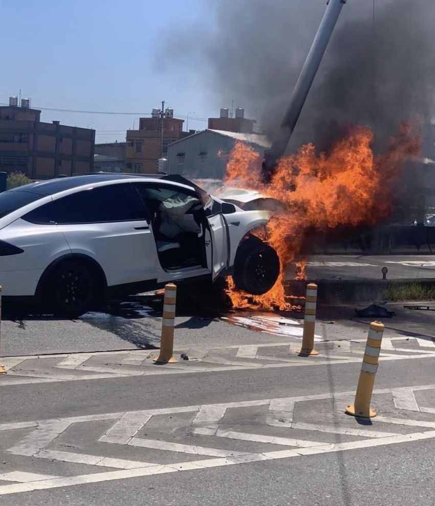 林志穎的 Model X 自撞起火，Tesla 客服指出，目前起火原因不明。（翻攝自爆料公社）