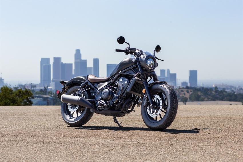 上圖為 Honda Rebel 500，下圖則是滄雲 500，兩者外觀幾乎一模一樣。