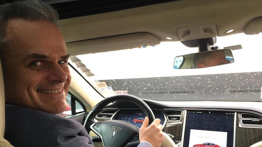 儘管他開了這麼長的里程,但他的 Model S 超過 160 萬公里,卻是靠更換過多組電動馬達與電池所達成的。