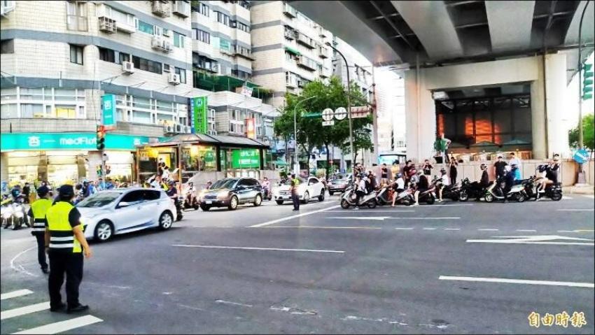 根據交通大隊統計，去年台北市十大交通事故案件數前三名依序為士林區中正路1000件、內湖區民權東路六段911件、大安區忠孝東路四段642件。圖為員警在市民大道指揮疏導車流。（資料照）