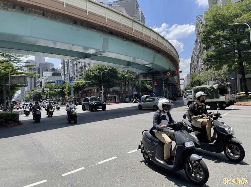 台北市政府警察局將擴大多功能科技執法，納入包括忠孝東路基隆路口、和平東路基隆路口、「機車瀑布」的民權西路延平北路口等 20 個路段，預計年底前全面上路。（記者鄭名翔攝）