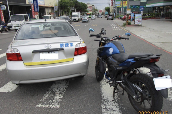 教練車與機車碰撞算「無照駕駛」? 警方解答了 教練車與機車碰撞算「無照駕駛」? 警方解答了