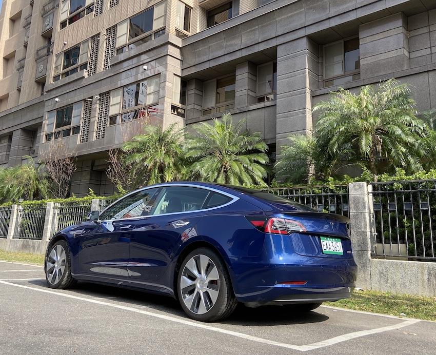 Tesla 光靠 Model 3 一輛車，就可以撐起整個品牌。