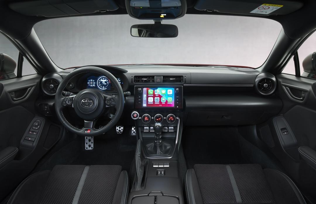 Toyota GR 86內裝呈現熱血駕馭氛圍，以黑紅色調為主。