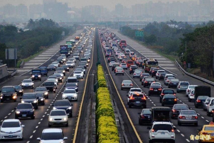 中秋連假首日國道多路段壅塞，高公局表示，上午車流持續增加，中午前國道會越來越塞。（資料照）