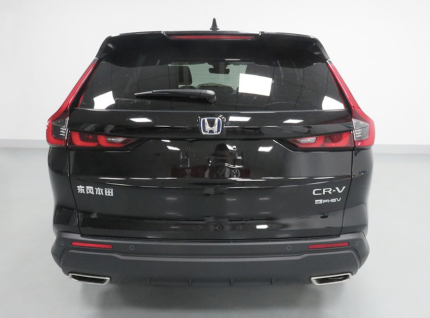 除了藍色的 Honda 廠徽，車尾的 e:PHEV 銘牌也是辨識方式。