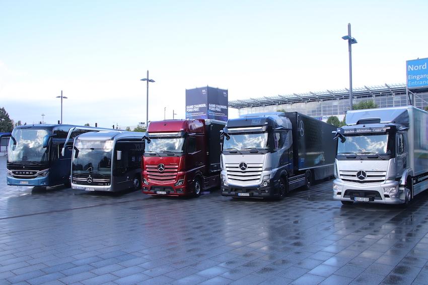 Daimler 的商用車大軍一字排開，在漢諾威商車展顯得氣派十足。