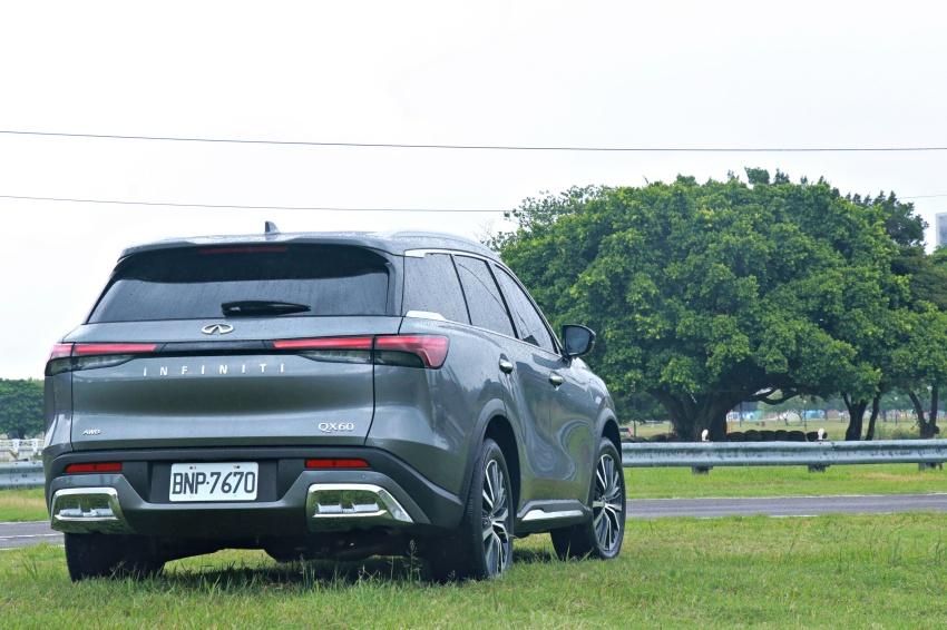 車尾導入琴鍵式尾燈組搭配下方類鍍鉻尾飾管的後保桿。