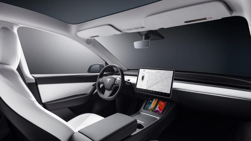 Model Y 車內所有功能幾乎都整合在中控螢幕中。