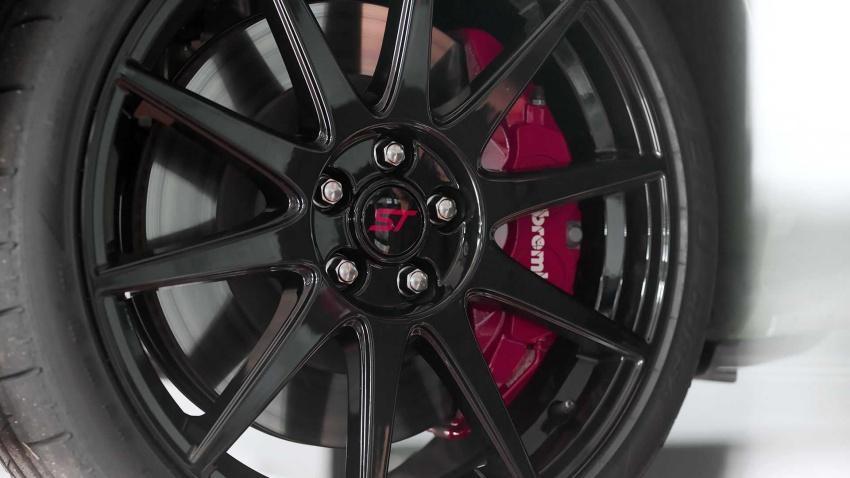 改搭 19 吋輕量化鋁圈，並升級 Brembo 四活塞紅色卡鉗與 363mm 的前加大碟盤。