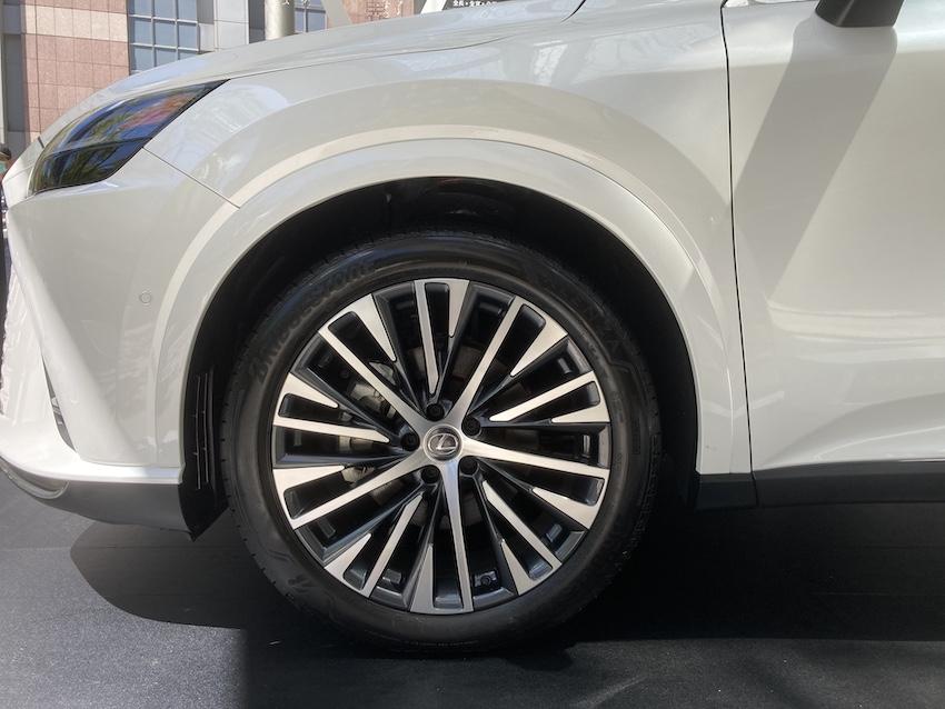 21 吋鋁圈，輪胎尺寸為 235/50 R21。