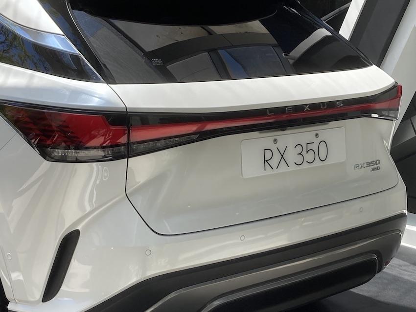 跟進當代車界的貫穿式尾燈造型，LEXUS 字樣置中取代過往的廠徽 logo。