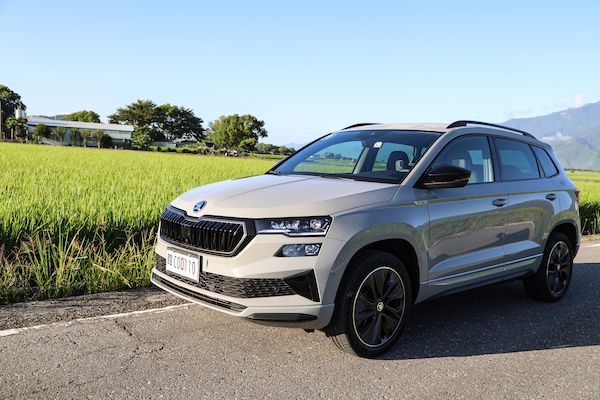 標配「同級唯一」智慧複眼頭燈！Skoda Karoq 小改款頂規車型先亮相