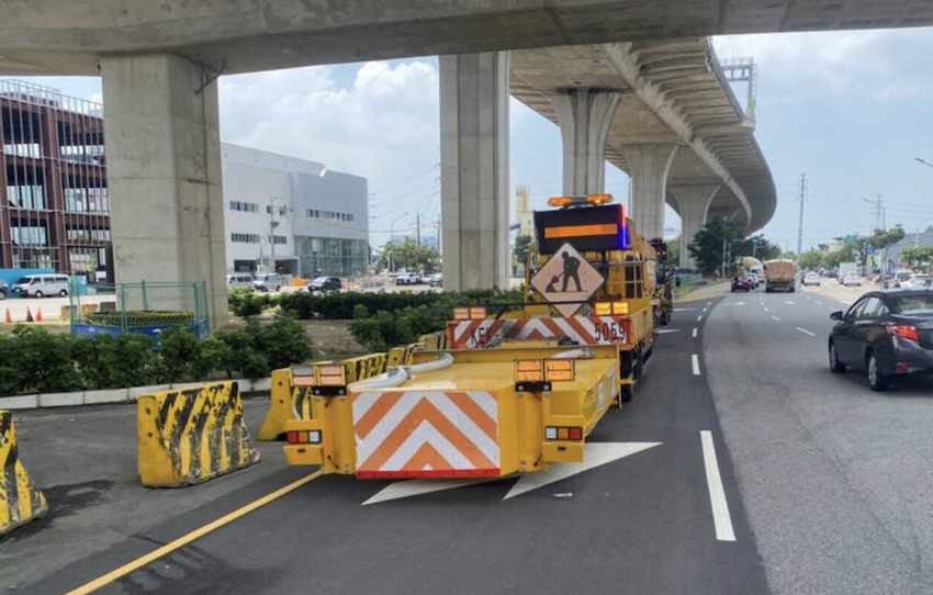 緩撞工程車採 24 小時定點待命。(警方提供)
