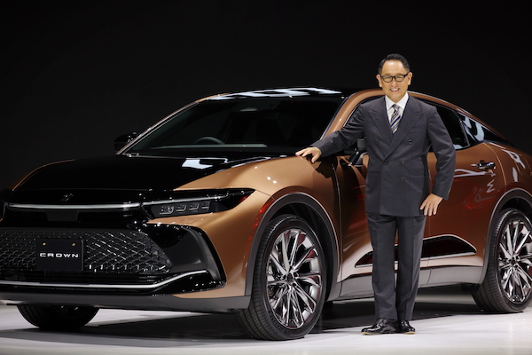 Toyota 粉碎 GM 蟬聯 90 年美國新車銷售冠軍紀錄！豐田章男樂到跳起舞來