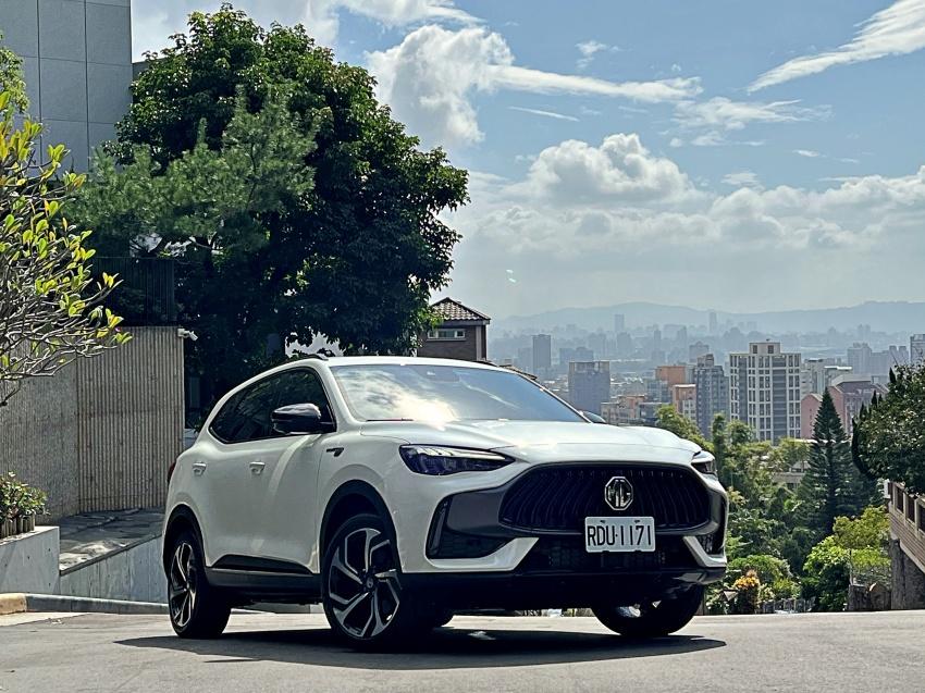 MG HS PHEV 馭電版雖然比燃油版貴 30 萬元，但實際體驗後發現，兩款車調性有極大差異。