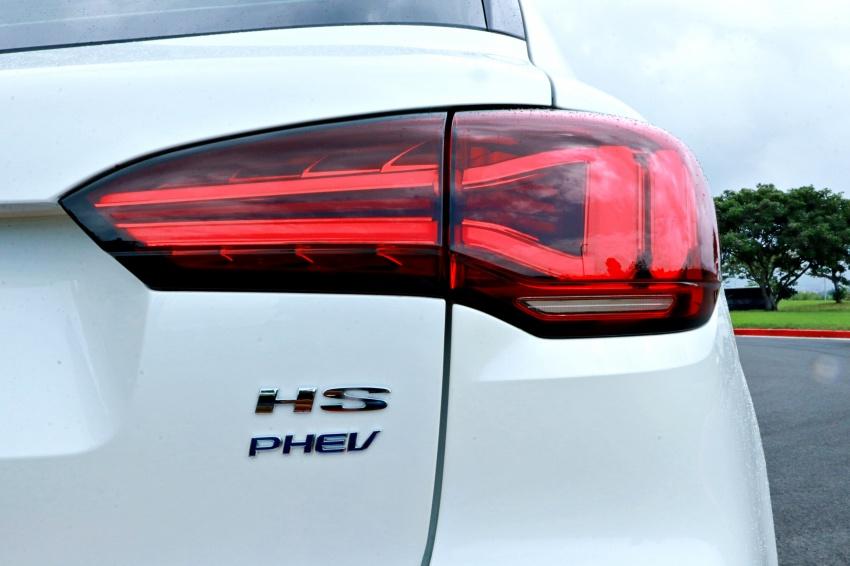 車尾加入 HS PHEV 字樣，彰顯這款車的身分。