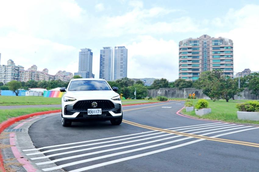 更穩定的駕駛體驗，同時也讓 HS PHEV 的操控上限獲得提升。