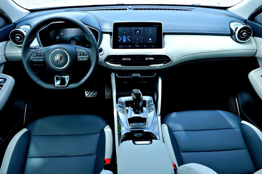 內裝維持燃油版本鋪陳，但 PHEV 車型還可選擇冰峰白內裝。