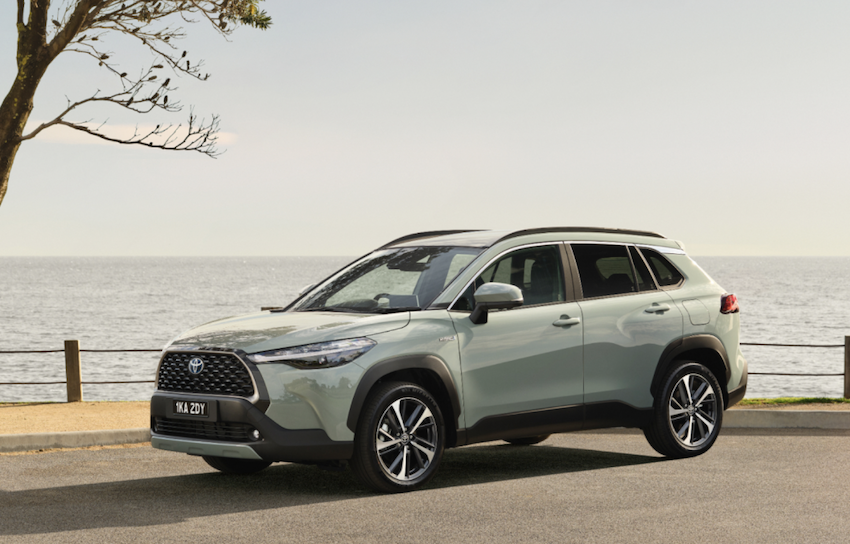 Toyota 資料顯示，3 輛油電混合動力車，其減碳表現等同於 1 輛電動車。
